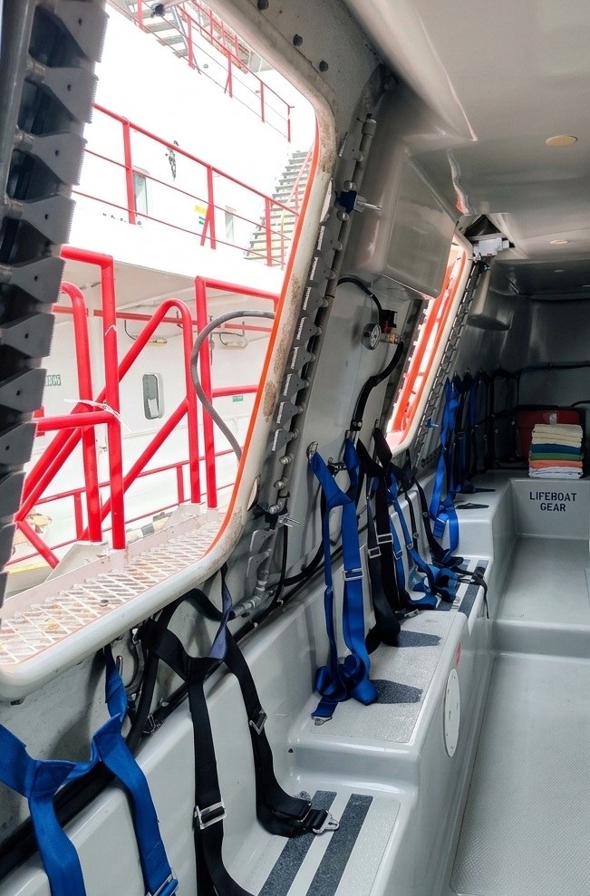 TEMPSC lifeboat air curtain installation and seating arrangement